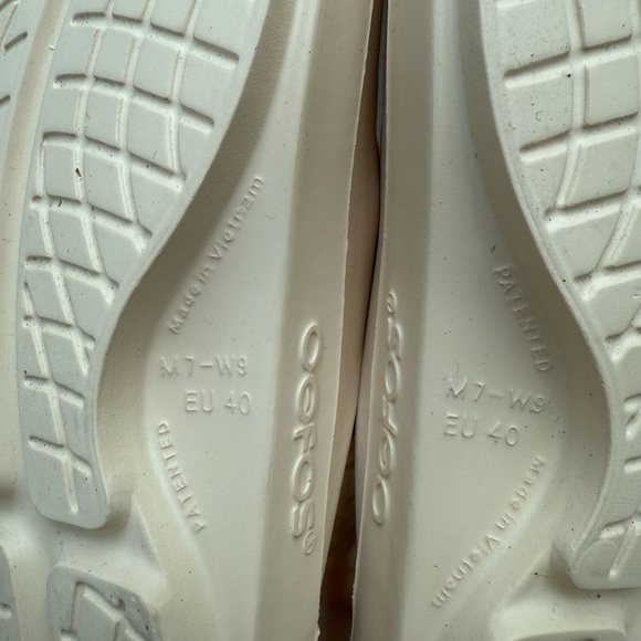 OOFOS Off-White Slide Sandals 9W (8-8.5) NWT - Picture 5 of 6